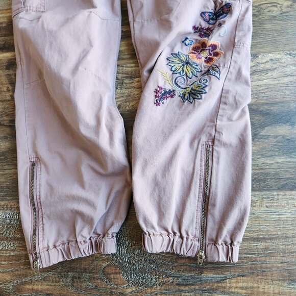 Sundance Vivant Floral Embroidered Cargo Ankle-Zip Cropped Pant Zip Pocket Lilac - Picture 6 of 11